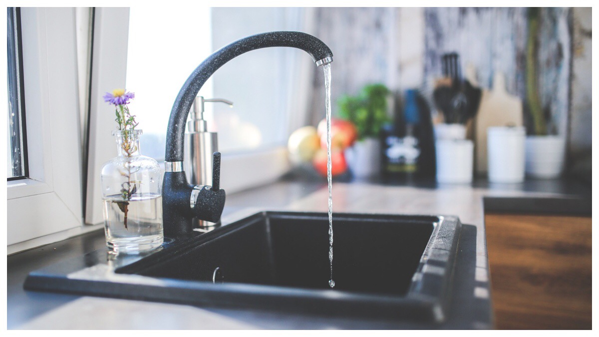 Kitchen tap with running water