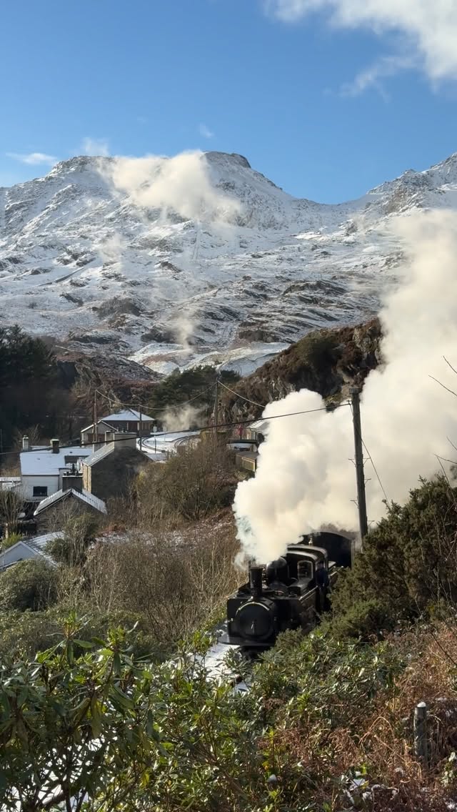 Saturday was the best day of filming I’ve had! Snow, steam trains, lunch at Caffi Llyn, snowball fights and all with the snowy Moelwyns as a backdrop. Utter bliss! #heritagerailways #eryri #snowdonia #blaenauffestiniog #heritagerailwaypeople #steamtrainlife #snowdonia360 #tanygrisiau