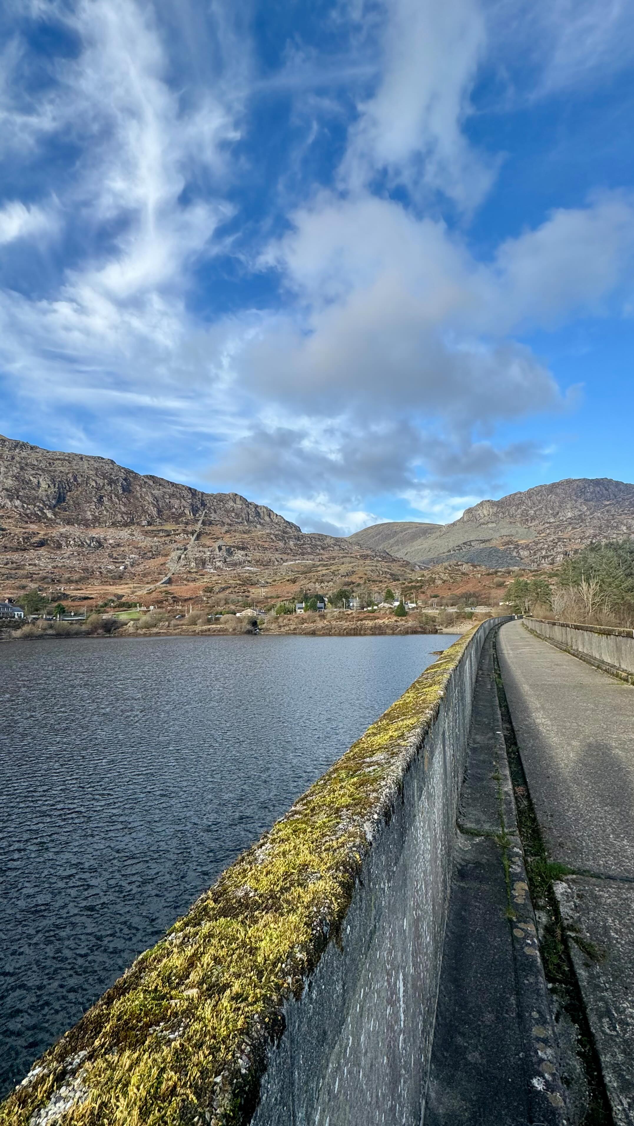 Our Christmas Eve pilgrimage to Tanygrisiau was just beautiful today. When the sun shines in Blaenau it’s truly magnificent. The views are just stunning! 

Nunlla gwell na adra.

#eryri #snowdonia #llechicymru #blaenauffestiniog #Tanygrisiau #christmaseve #eryri360 #snowdonia360