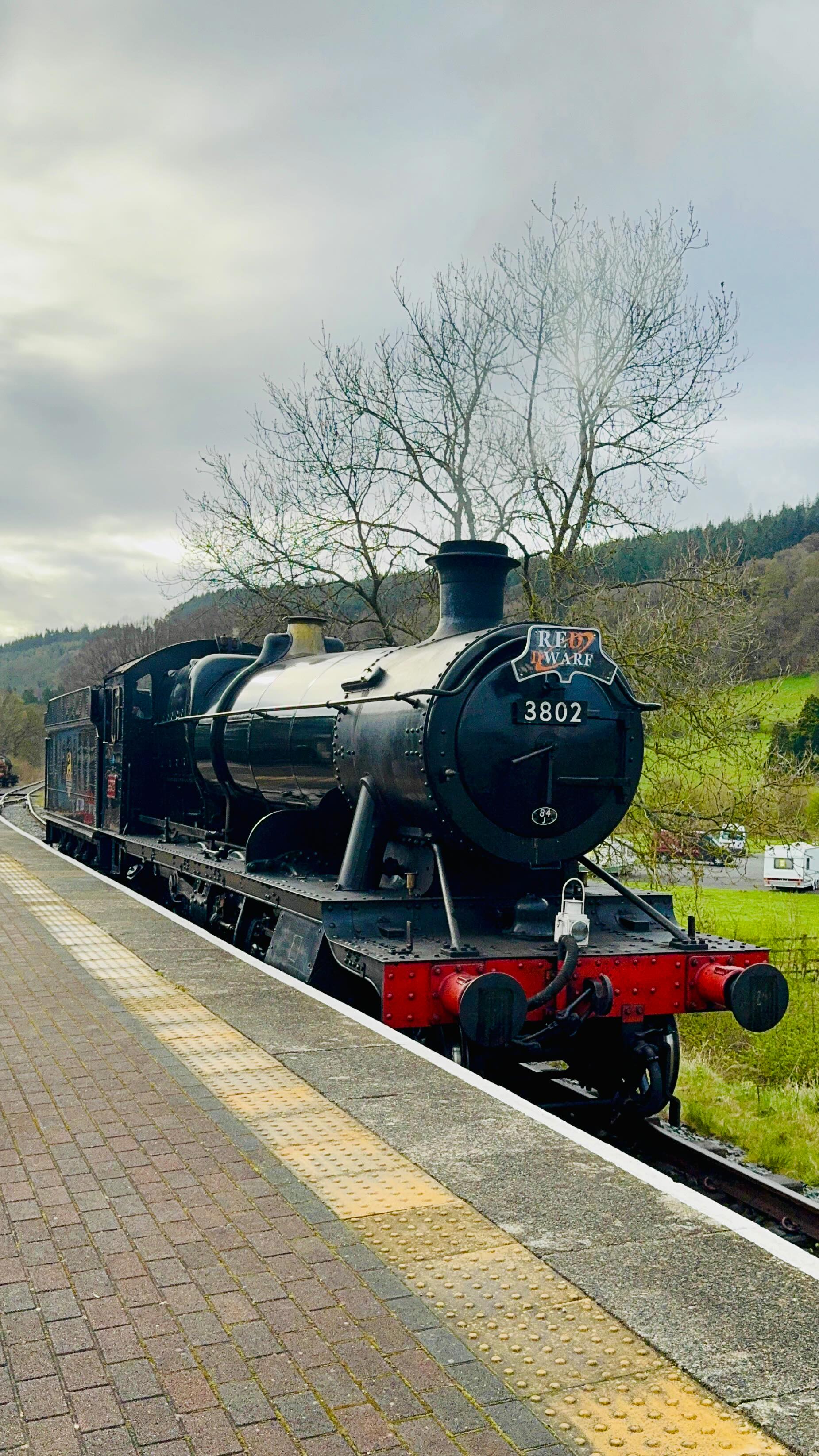 The Red Dwarf Express on the Llangollen Railway. A special guest was on board for Wales Comic Con - can you guess who? 

Full video is available on YouTube later. And remember, it’s their Branch Line Gala this weekend!

#steamtrainlife #reddwarf #walescomiccon #llangollenrailway #heritagerailways