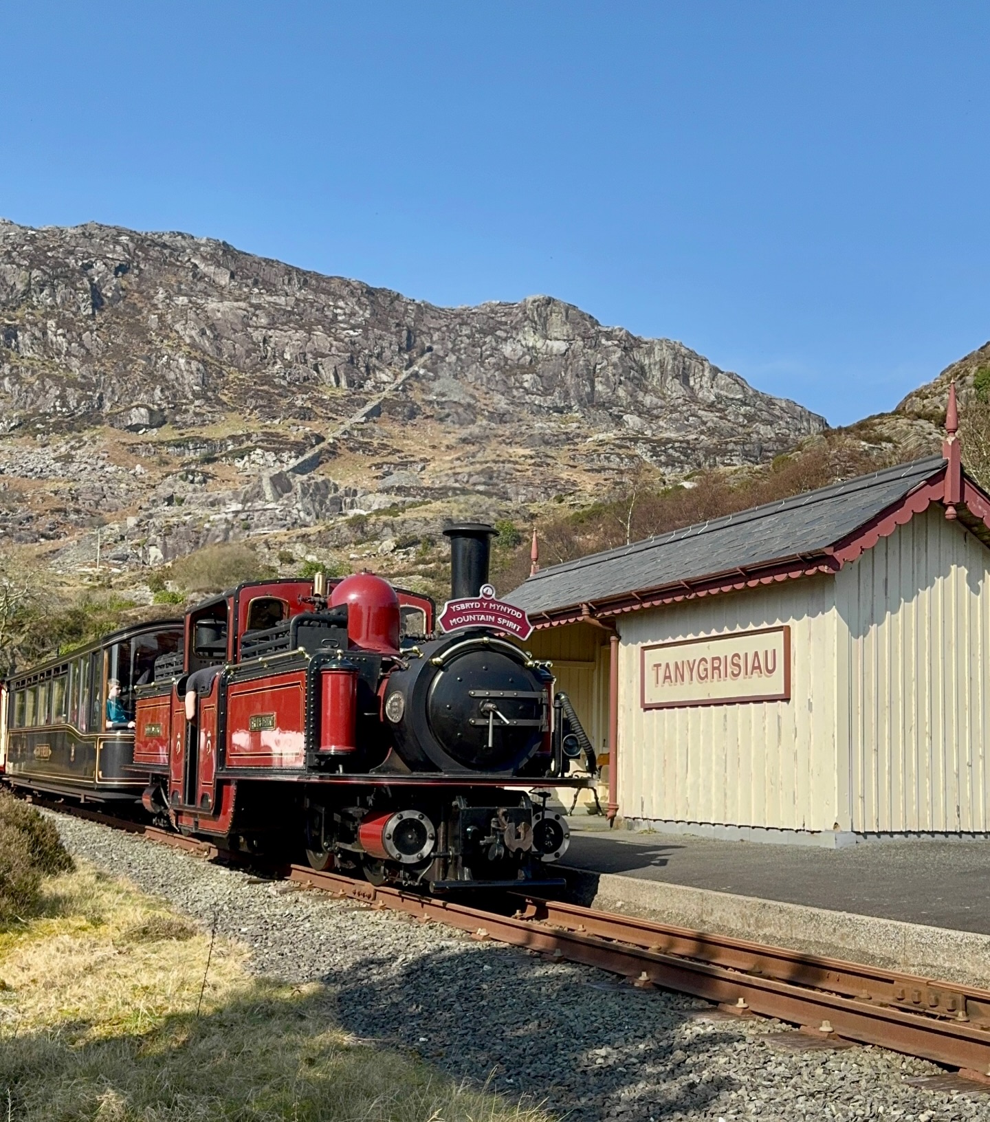 Steam and sun at Tanygrisiau yesterday. And for a few minutes, all was well in the world. 

#FfestiniogRailway #Tanygrisiau #SteamTrains #Adra #BlaenauFfestiniog