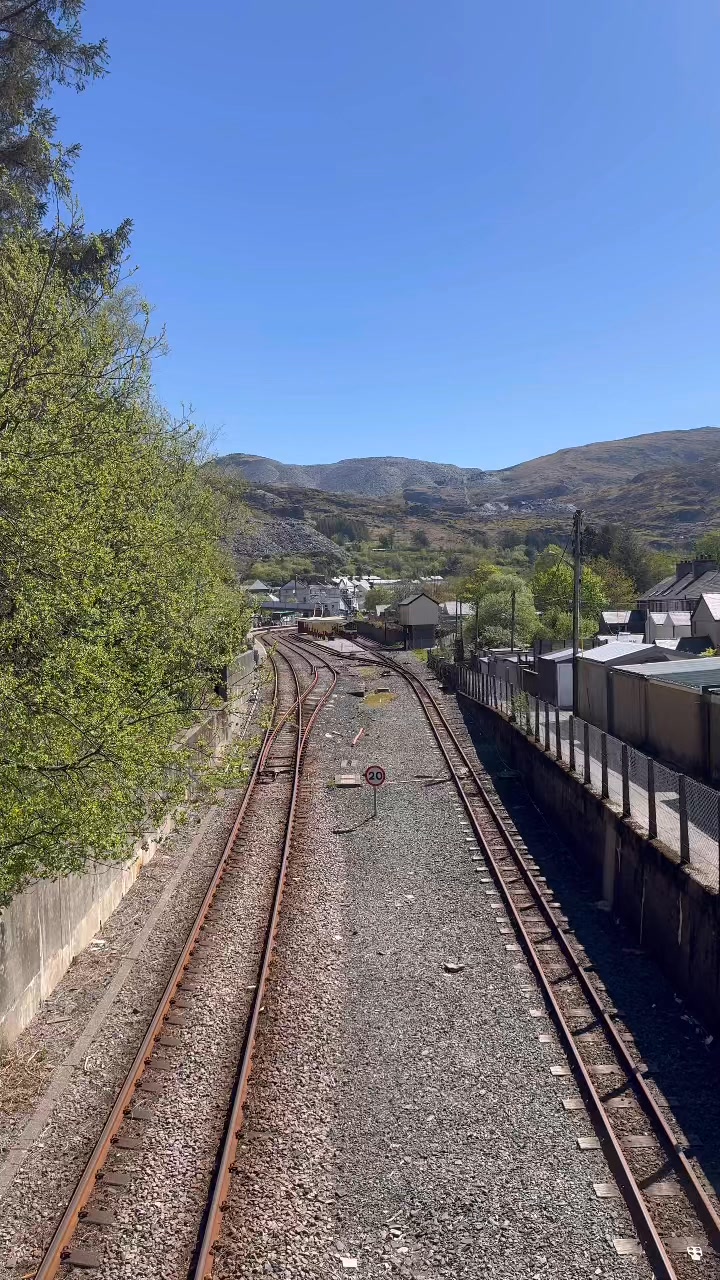 Little and large diesel engines meet at Blaenau Ffestiniog today. 

 #ffestiniogwelshhighlandrailways #blaenauffestiniog #heritagerailway #eryri #snowdonia360