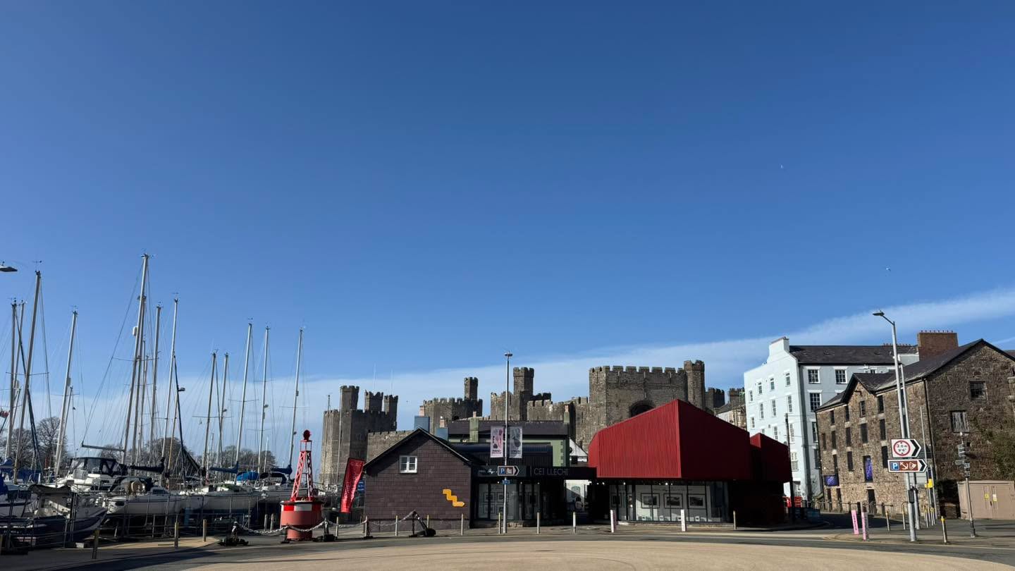 I know I've been quiet here of late. Multitude of things such as being busy with life but mostly it's lacking any form of mynadd to post. I think it's probably due to the state of the world at the moment. I know I have it good in comparison to most of the world and I have no reason to complain but the bad news that comes through daily does take it's toll. 

Anyway.... it's sunny today so that's always good. Need to focus on the goodness in this world so that's what I'll aim to do. Here's a sunny photo to brighten everyone one up instead.